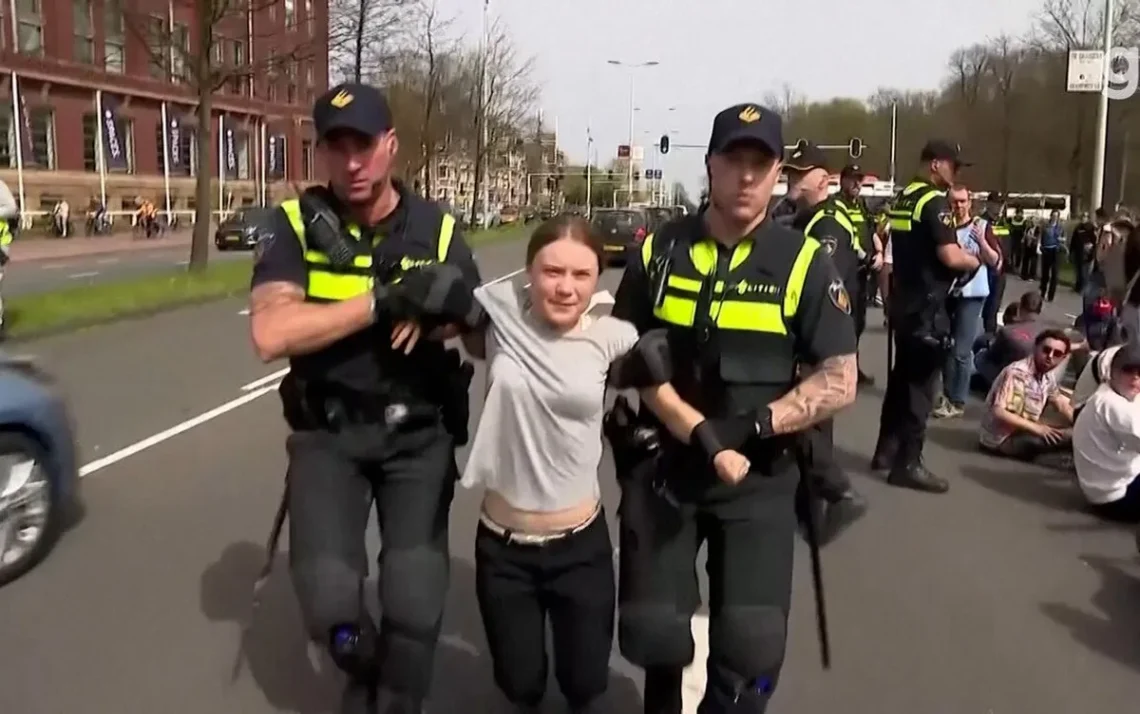 Greta Thunberg é detida por polícia holandesa durante manifestação em Haia. - Todos os direitos: © G1 - Globo Mundo