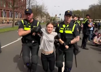 Greta Thunberg é detida por polícia holandesa durante manifestação em Haia. - Todos os direitos: © G1 - Globo Mundo