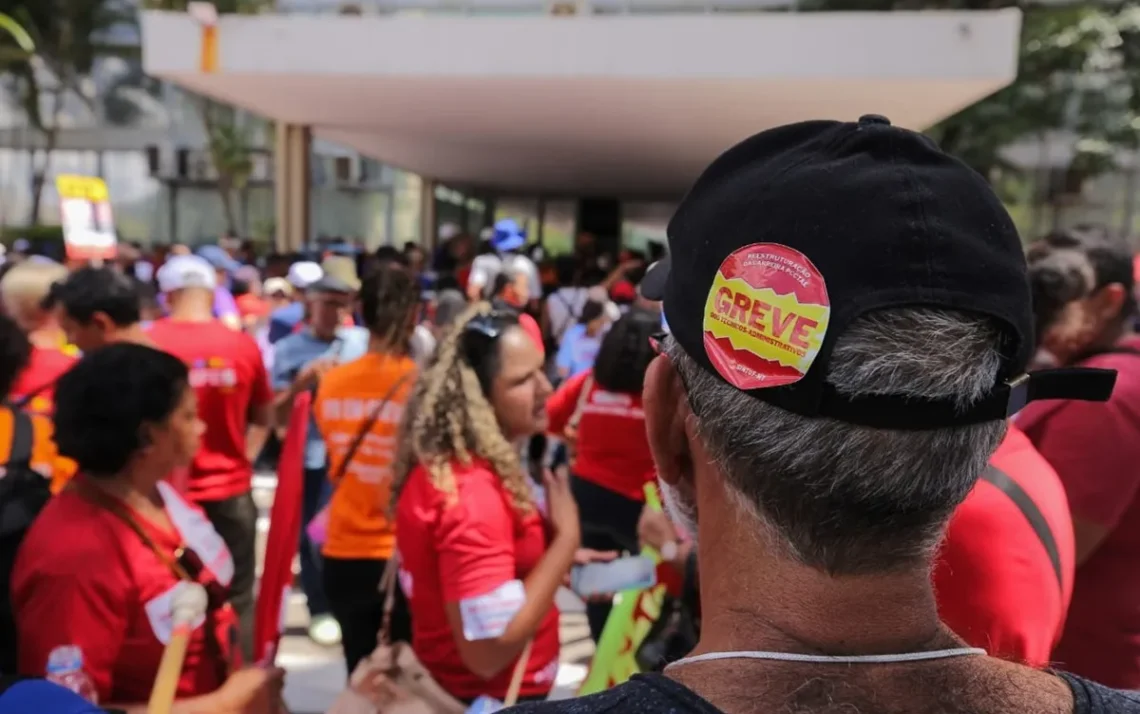 aumento de salário, ajuste de remuneração, correção de vencimentos