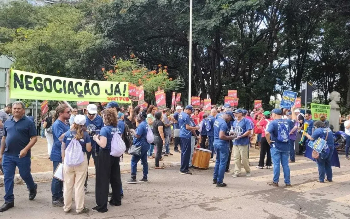 conflitos, de trabalho, paralisações, de atividades;