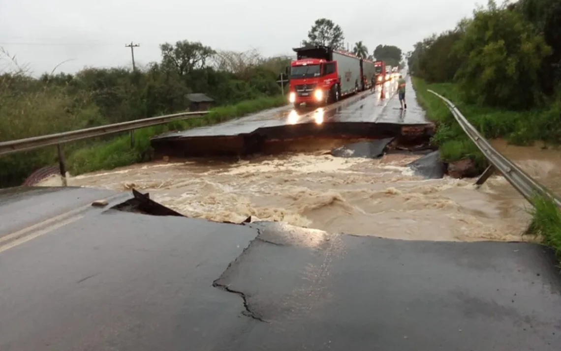 fortes chuvas, tempestades;