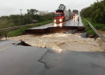 fortes chuvas, tempestades;