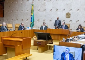 ameaça, intimidação, manipulação.