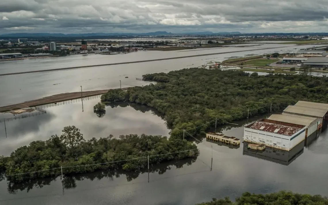 Aeroporto, Terminal Aeréo de Porto Alegre, Aeroporto Salgado Filho, Aeronaves, Alagamento, Voos Comerciais;