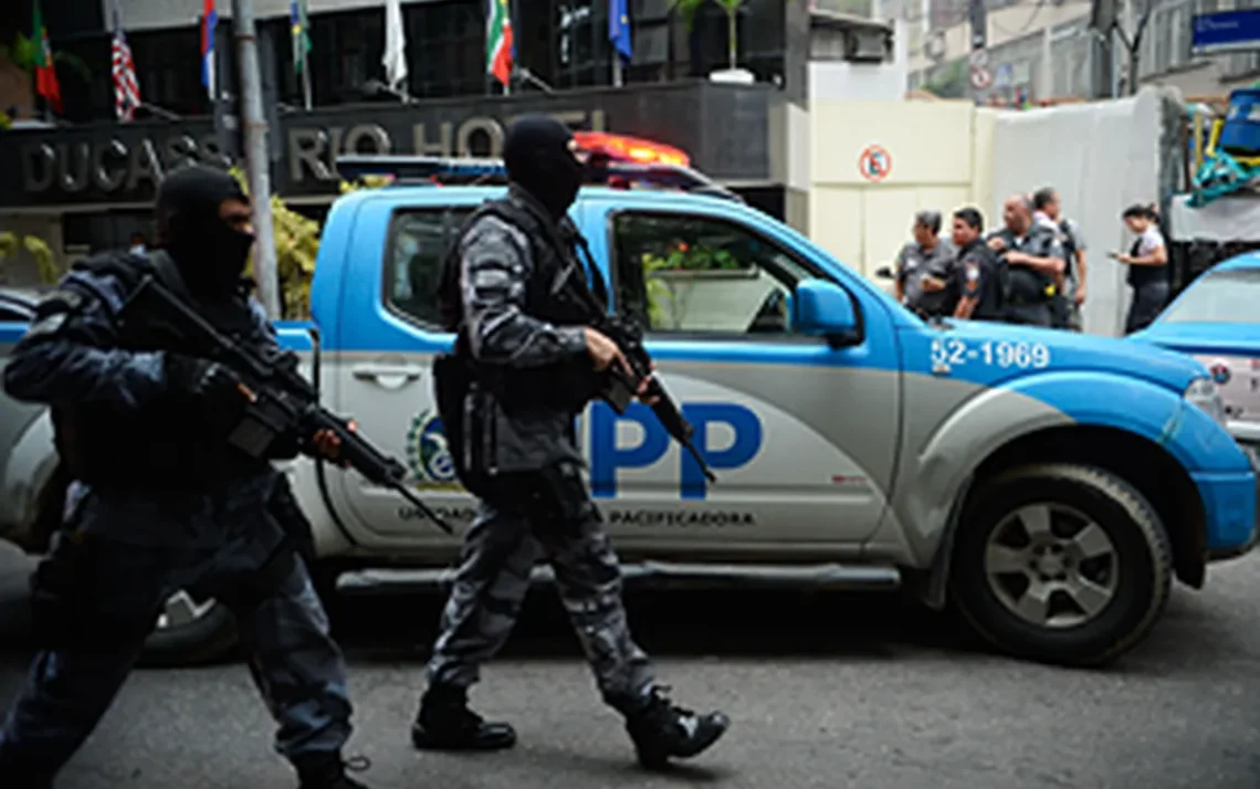 detenção, encarceramento, custódia;