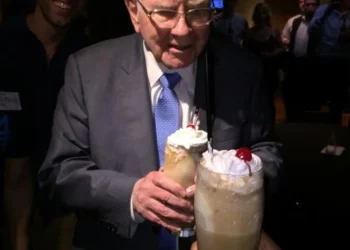 Warren Buffett. na assembleia de acionistas no come?o deste m?s. Um deles enviou essa foto do Buffett brindando com milk shake em um evento ligado ? assembleia. foto: Cassio Beldi (socio fundador da — Foto: ATENÇÃO: DEFINIR CRÉDITO! - Todos os direitos: @ Valor Invest Globo