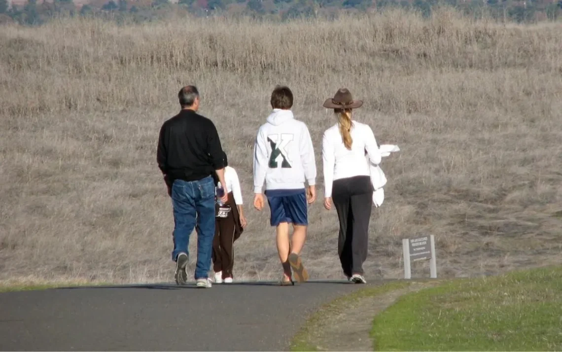 caminhar, passeio, caminhar ao ar livre, caminhar para melhorar a saúde, caminhar para bem-estar; ;