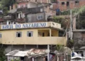 favelas, comunidades;