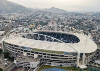 palco, campo, estádio;