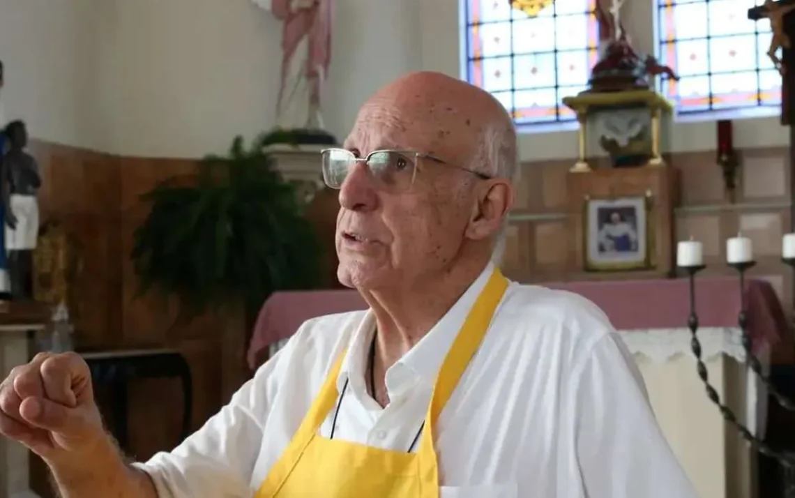 sacerdote, pároco, clérigo;